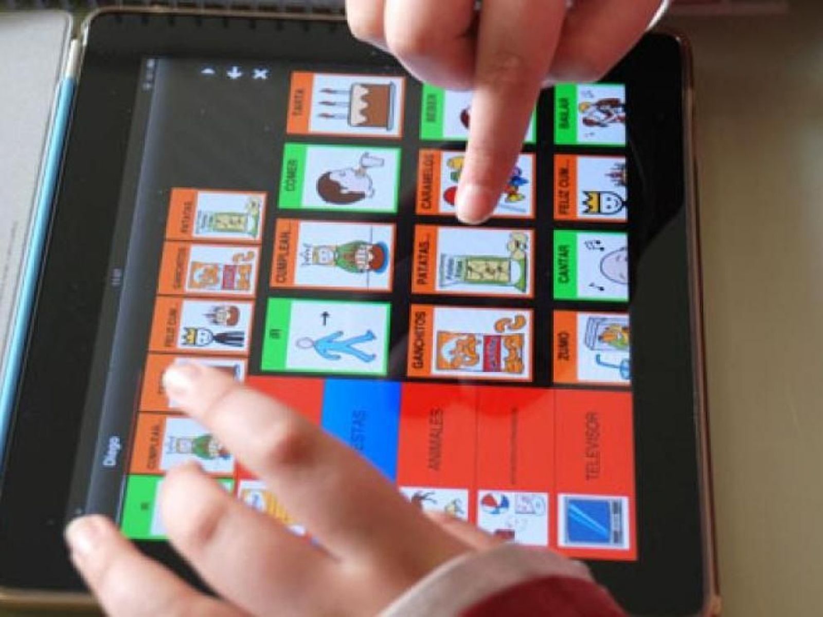 Un niño juega con pictogramas, en una imagen de archivo