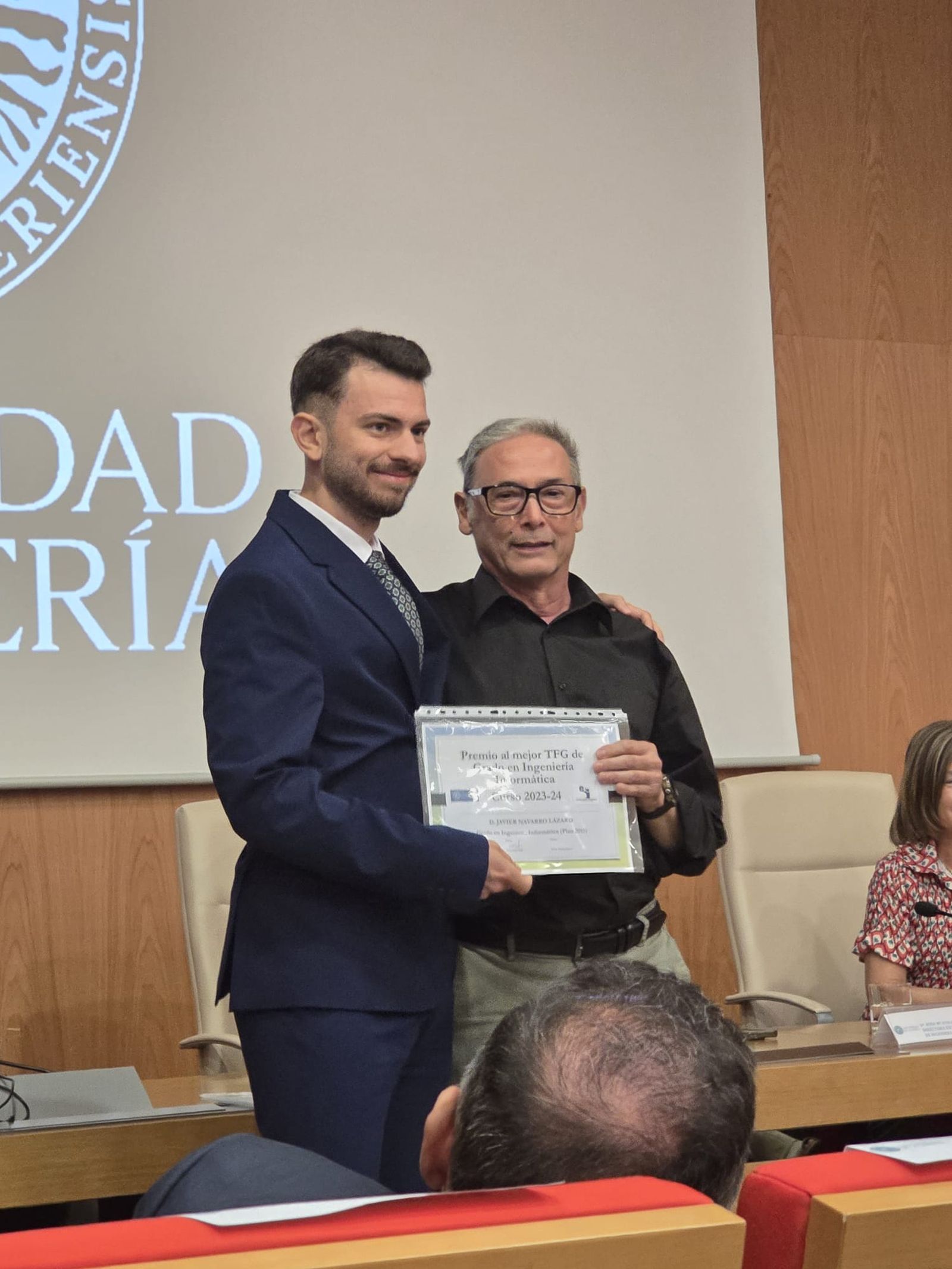 Javier Navarro Lázaro recoge su premio Fin de Grado en la UAL.