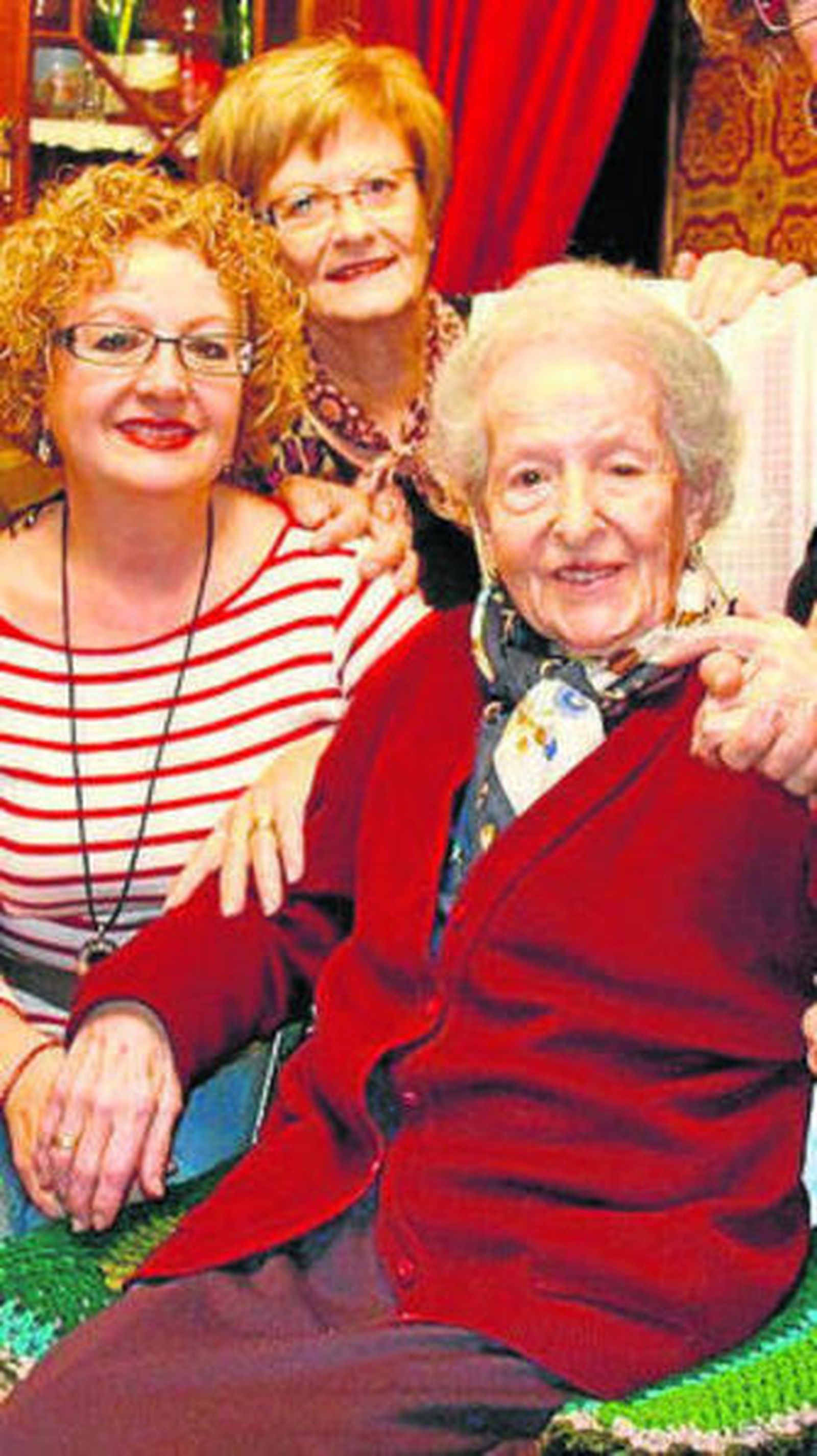 Emilia, con dos de sus hijas.