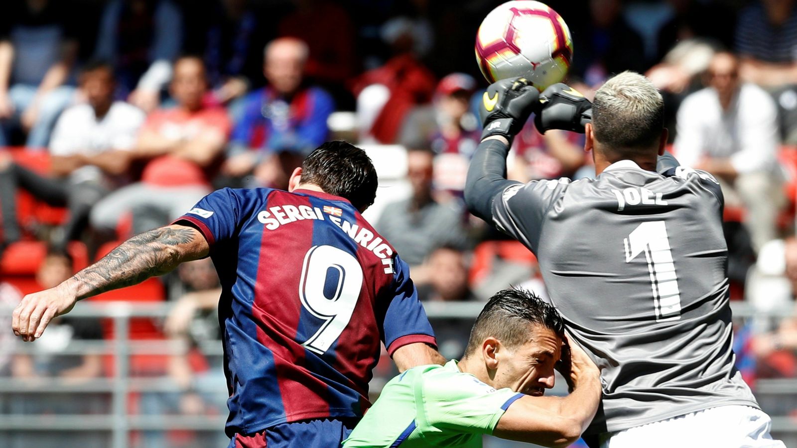 Joel Robles despeja ante Enrich y Feddal.