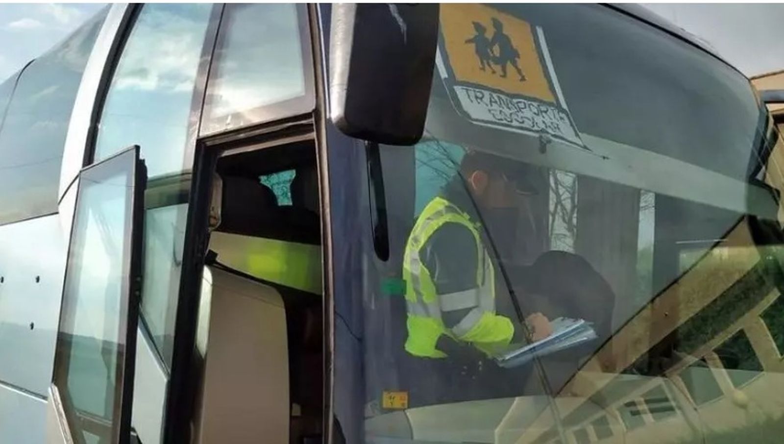 Control de transporte escolar de la Guardia Civil