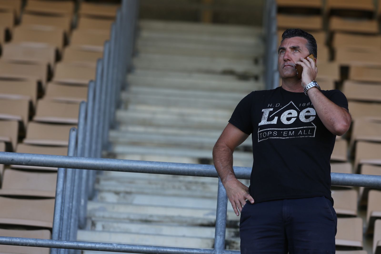 Edu Villegas, director deportivo del Xerez DFC, habla por teléfono en el partidillo del sábado en Chapín