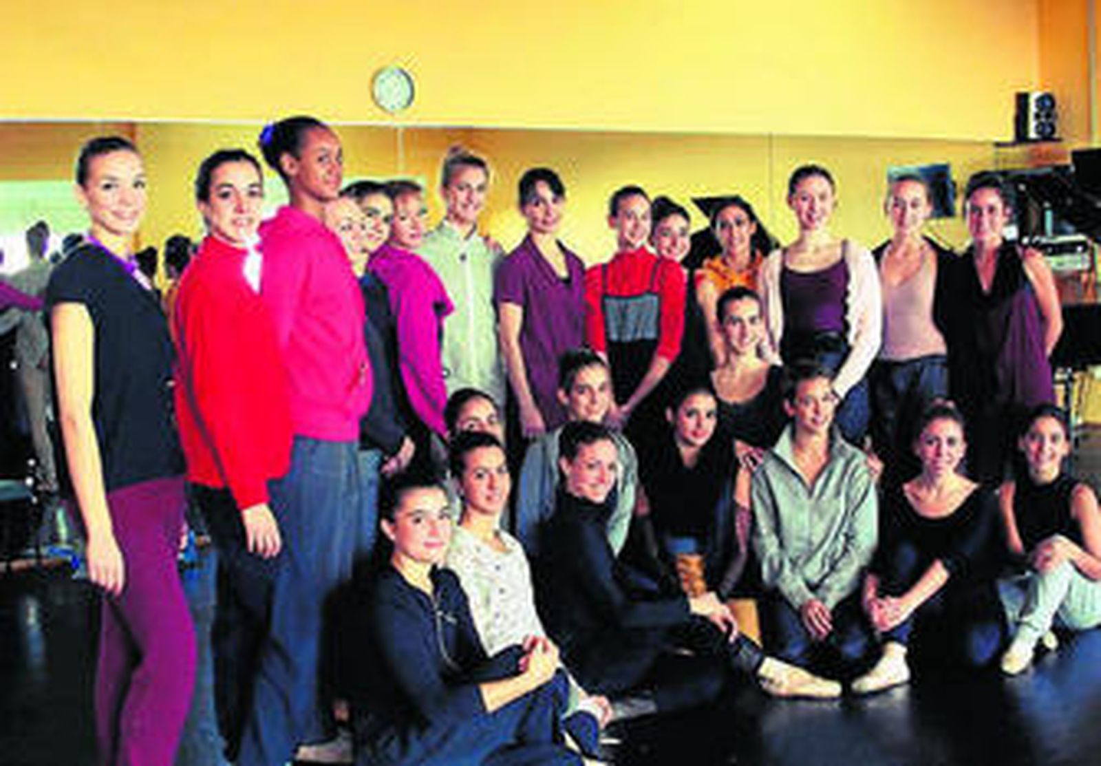 Tamara Rojo, en el centro en segunda fila, con los alumnos.