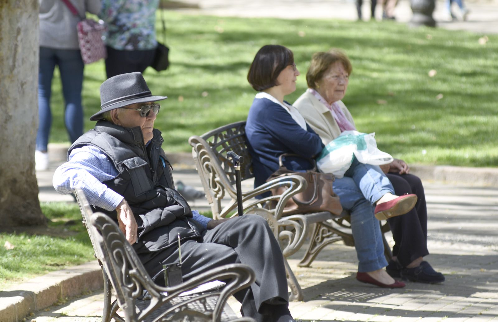 Varias personas disfrutan del sol en una plaza de Córdoba.