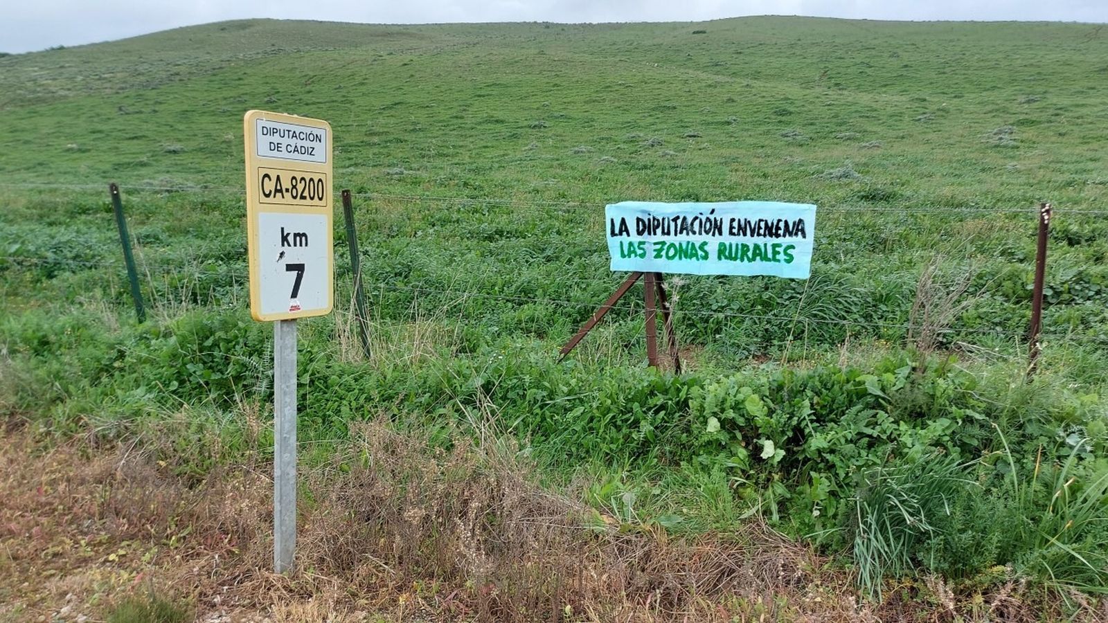 Pancarta en la carretera que une San Martín del Tesorillo y San Pablo de Buceite.