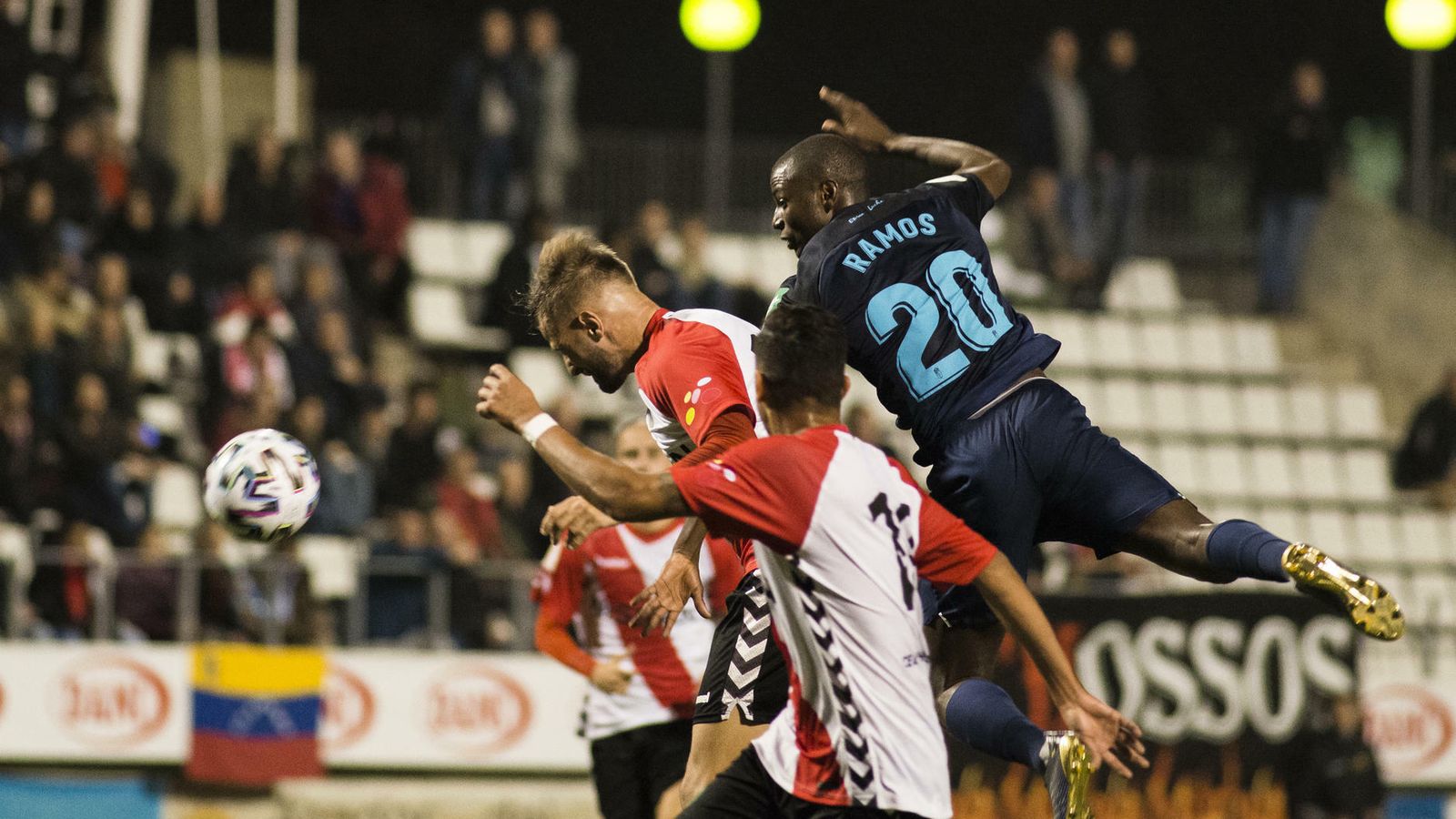 Adrián Ramos hizo su último servicio como goleador ante el Hospitalet
