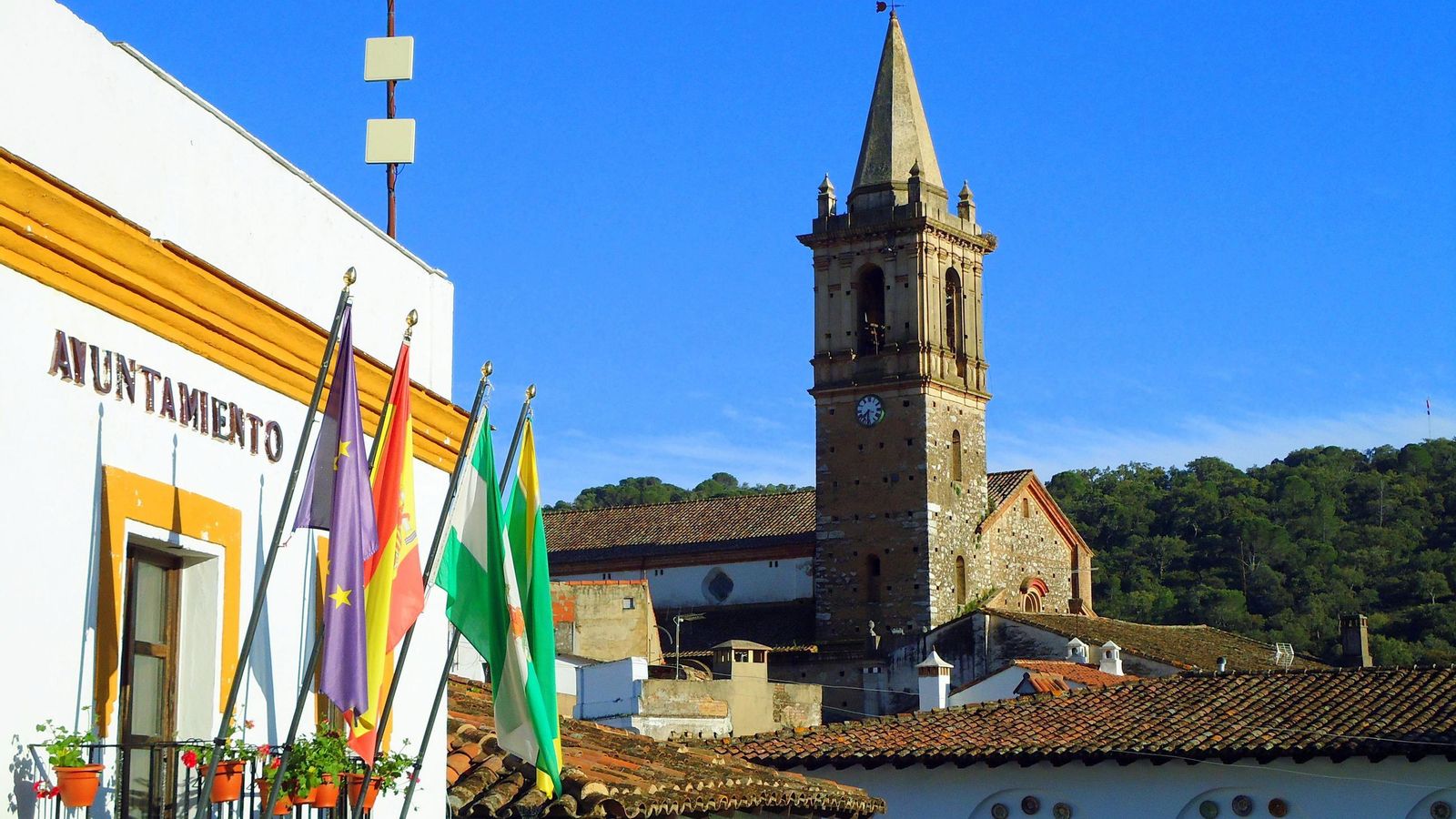 El ayuntamiento de Alájar junto a la torre de la iglesia parroquial El ayuntamiento de Alájar junto a la torre de la iglesia parroquial
