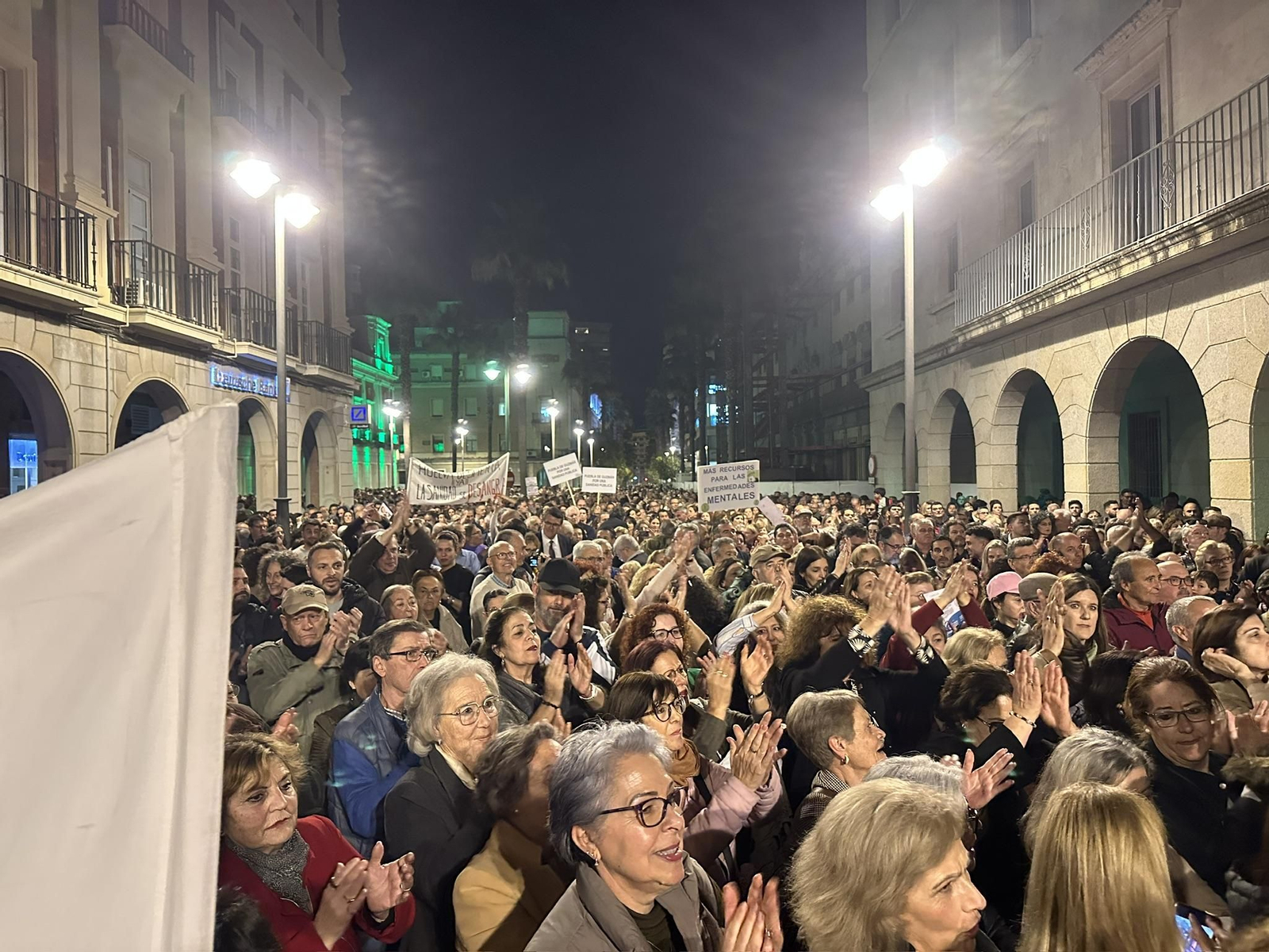 Imágenes de la concentración por la sanidad frente a la delegación
