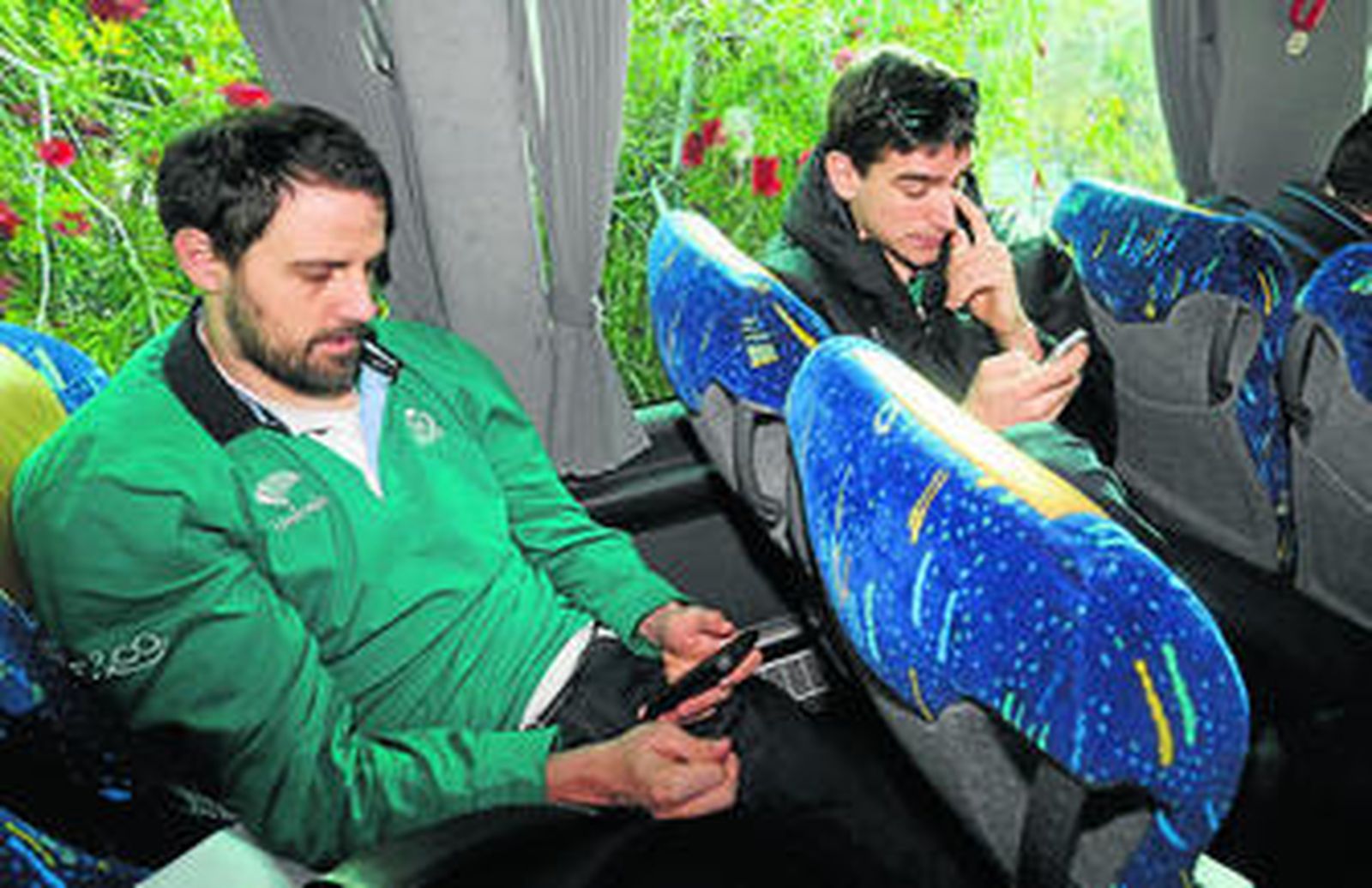 Germán Gabriel, con un teléfono antes de un viaje del Unicaja.