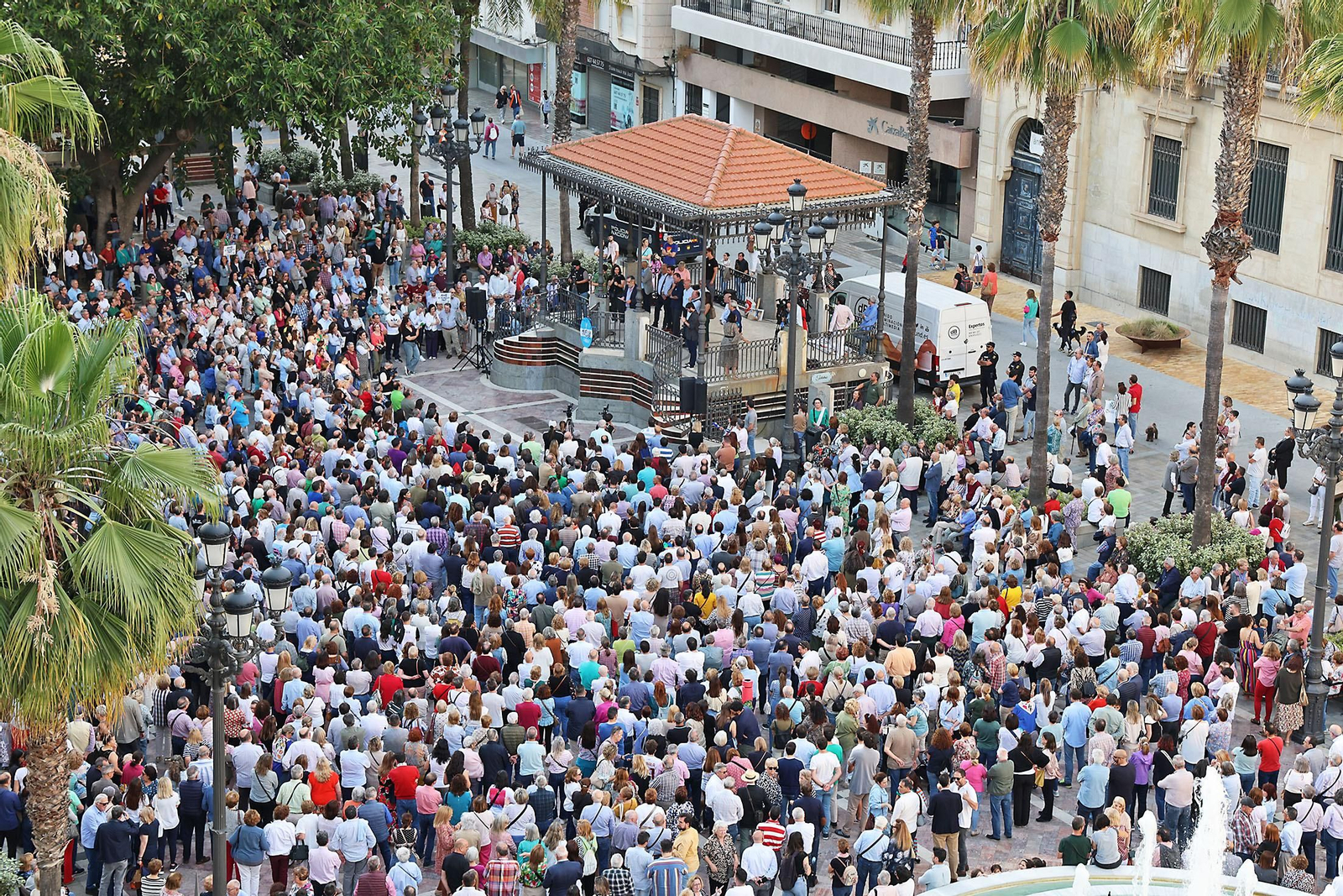 Imágenes de la concentración por las infraestructuras para Huelva