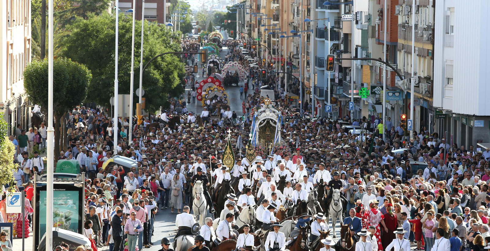 Salida de la Hermandad de Huelva hacia El Rocío en 2019.