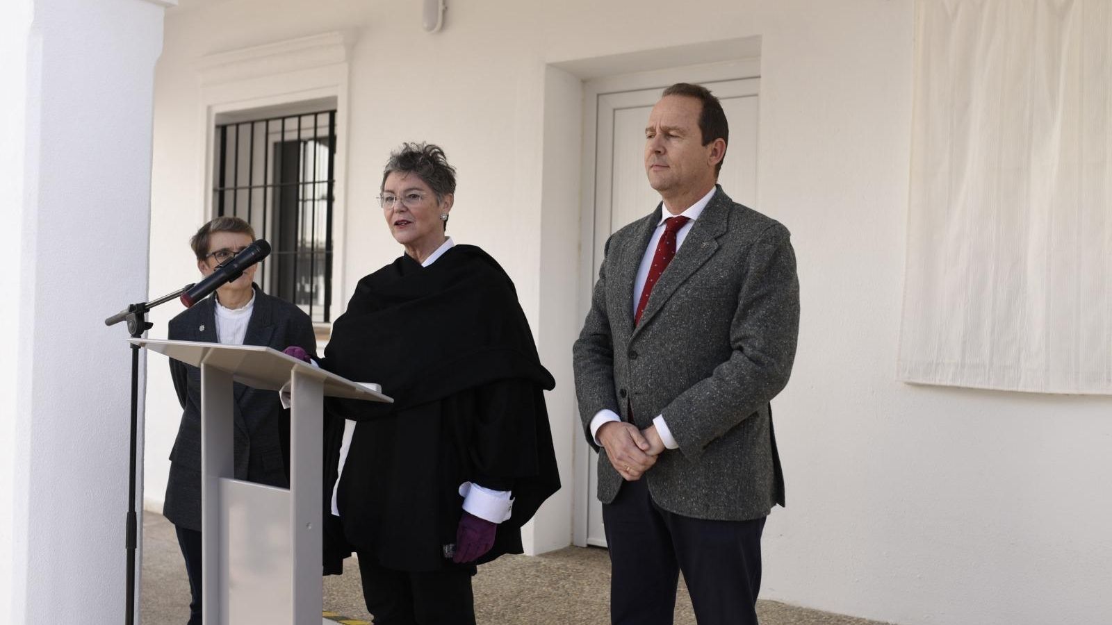 Gloria Clavero, hija del homenajeado Manuel Clavero, junto al rector de la UNIA y la nueva directora Gloria Clavero, hija del homenajeado Manuel Clavero, junto al rector de la UNIA y la nueva directora
