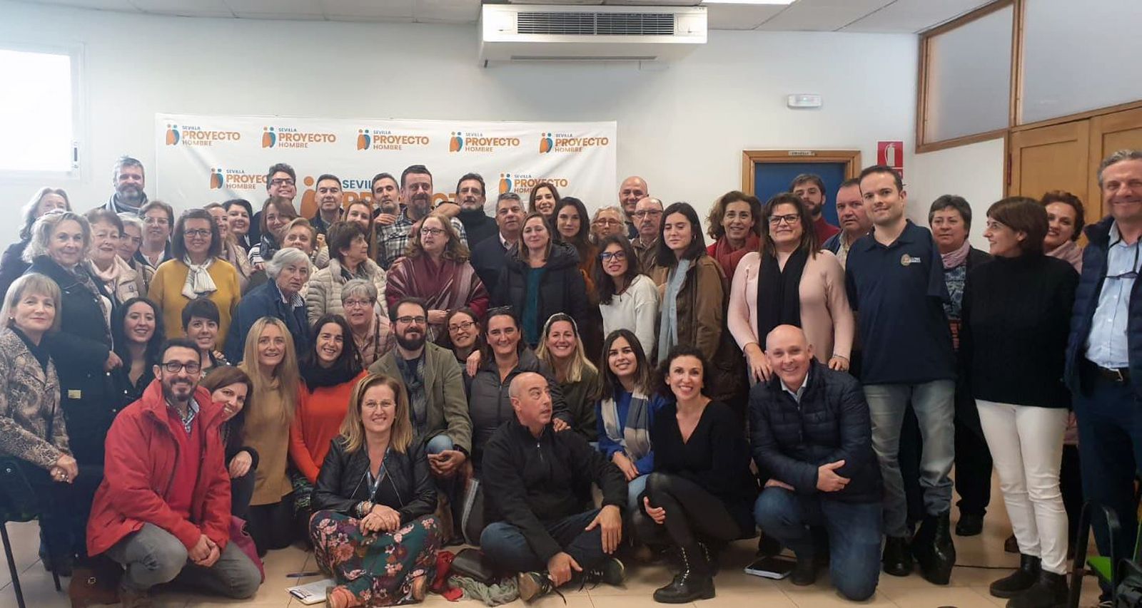 Miembros de Proyecto Hombre con el atleta paralímpico Javier Hernández Aguirán.