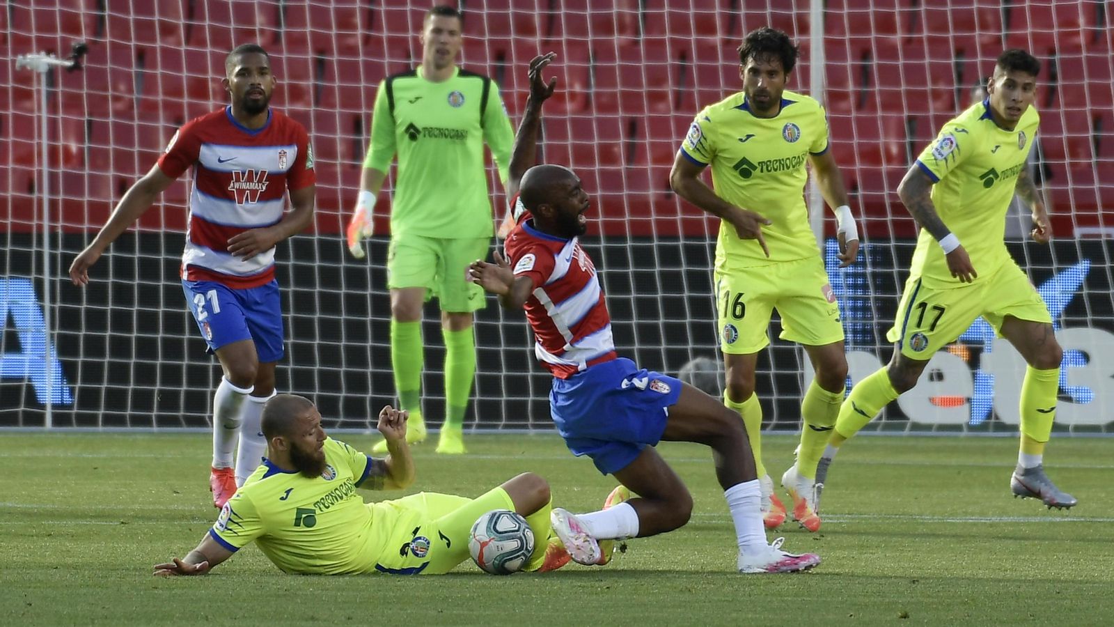 Dimitri Foulquier recibe una dura entrada de Timor que no fue sancionada.