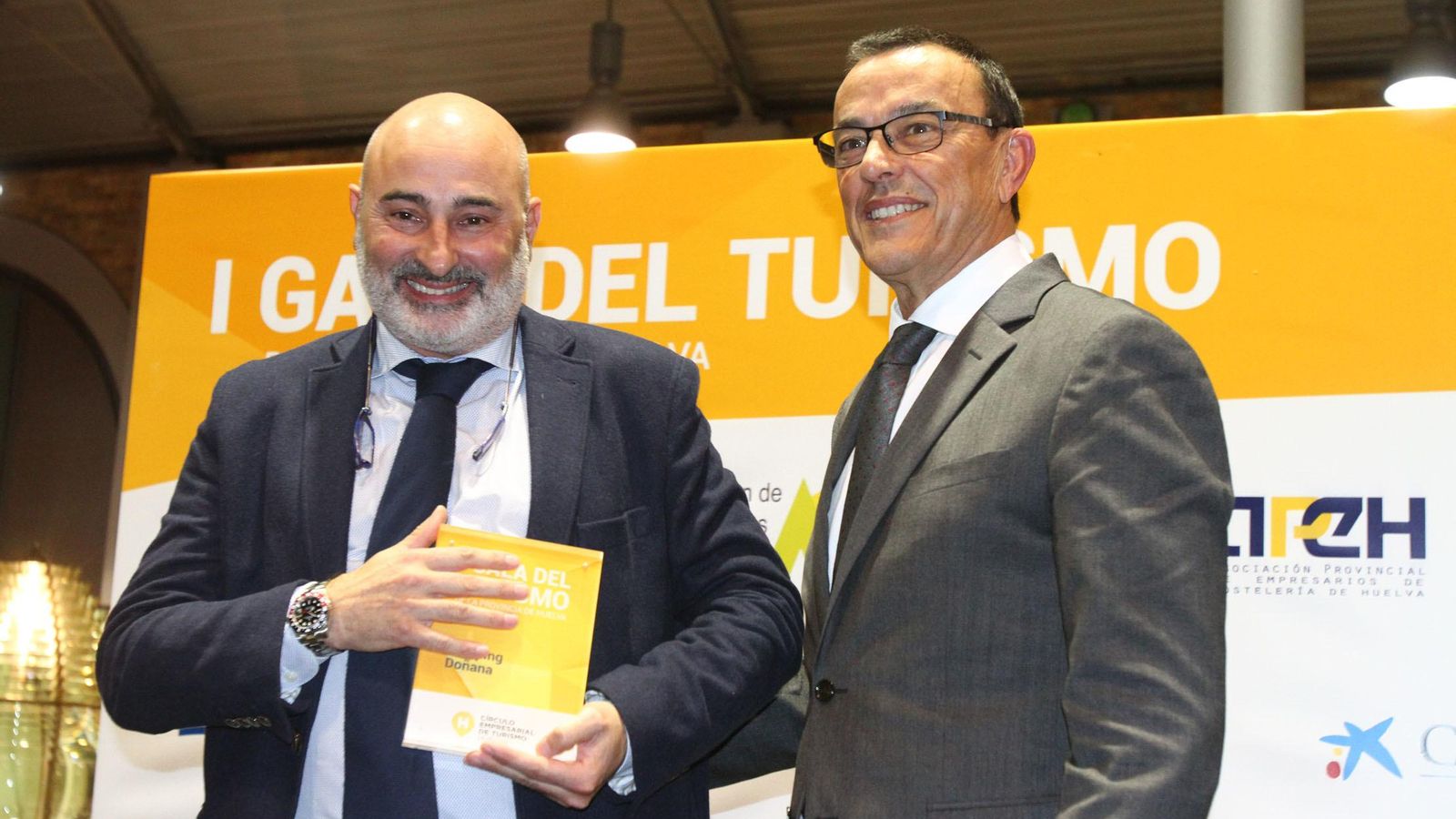 Pablo Fraile recibió la distinción de manos de Ignacio Caraballo.