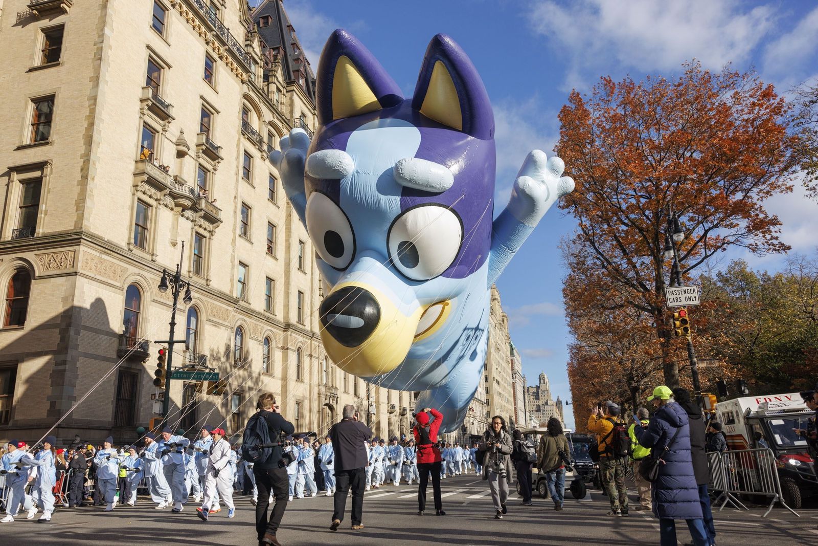 Globo con forma del personaje 'Bluey' por las calles de Nueva York