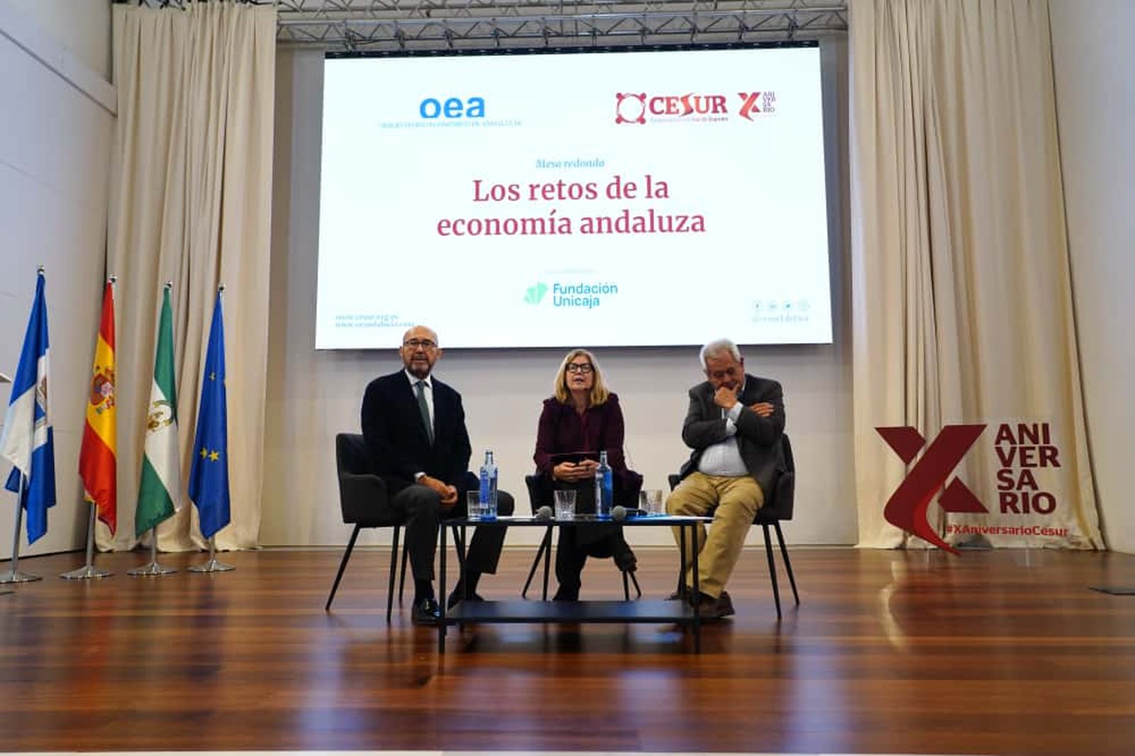 De izquierda a derecha: Francisco Ferraro, presidente del OEA, Elana Manzanera, presidenta del INE, y Joaquín Aurioles, profesor de Economía de la Universidad de Málaga.