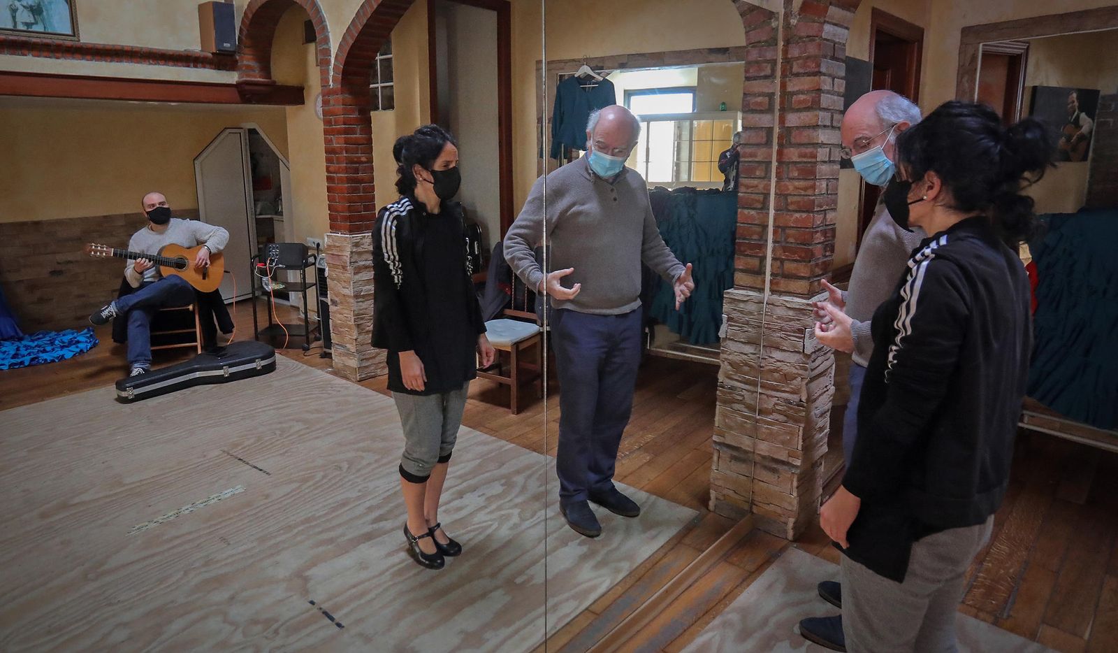 Mercedes Ruiz, junto a Paco López y Santiago Lara en uno de los ensayos.