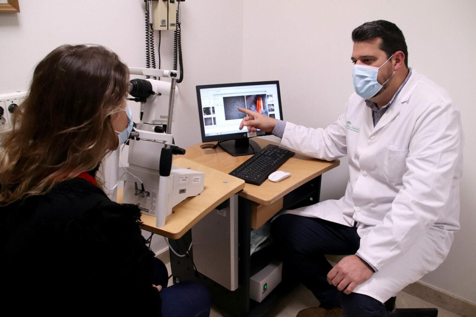 El doctor Manuel Caro con una paciente de Microscopia confocal de polo anterior.