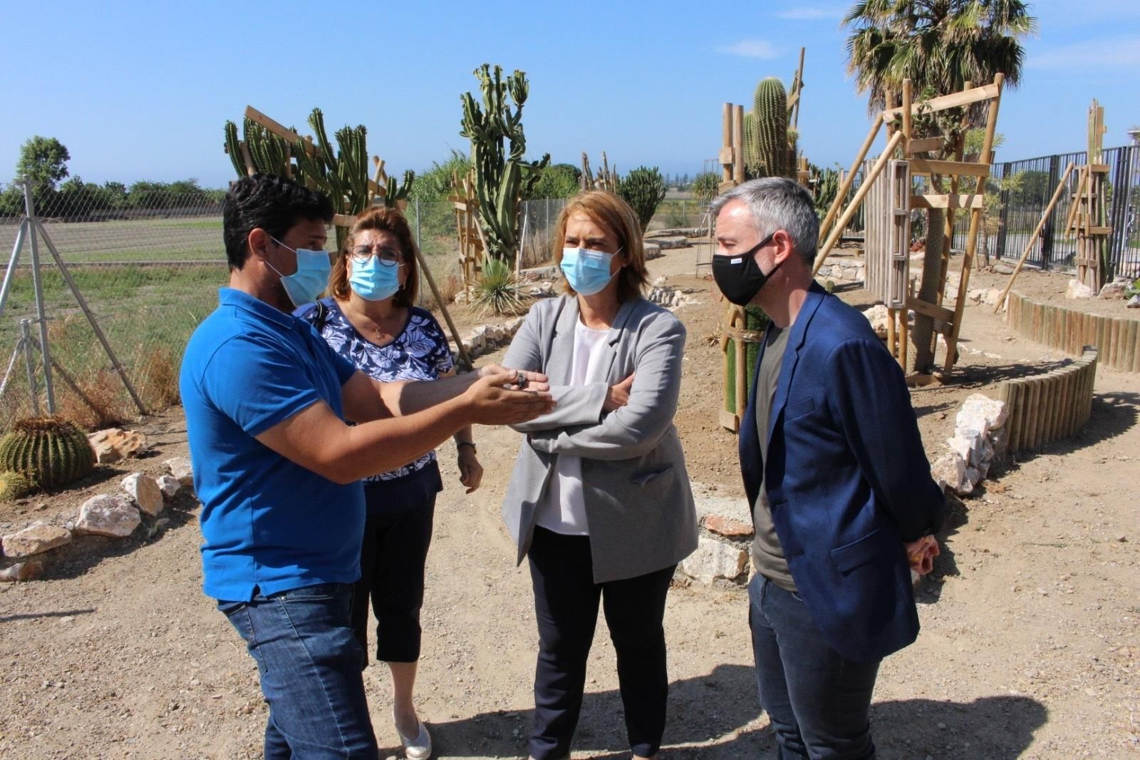 La alcaldesa de Motril, Luisa García Chamorro, junto a ediles y un técnico en el Parque de los Pueblos de América.