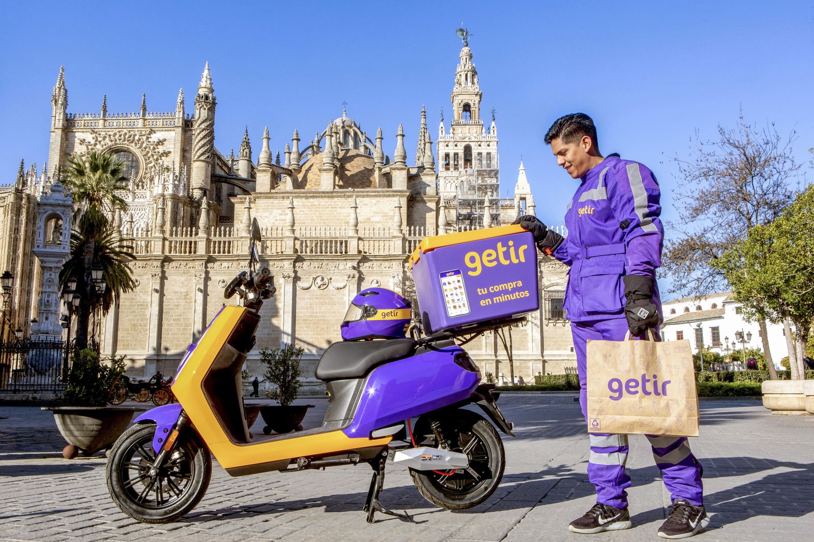 Un repartidor de Getir,  fotograciado cerca de la Catedral de Sevilla.