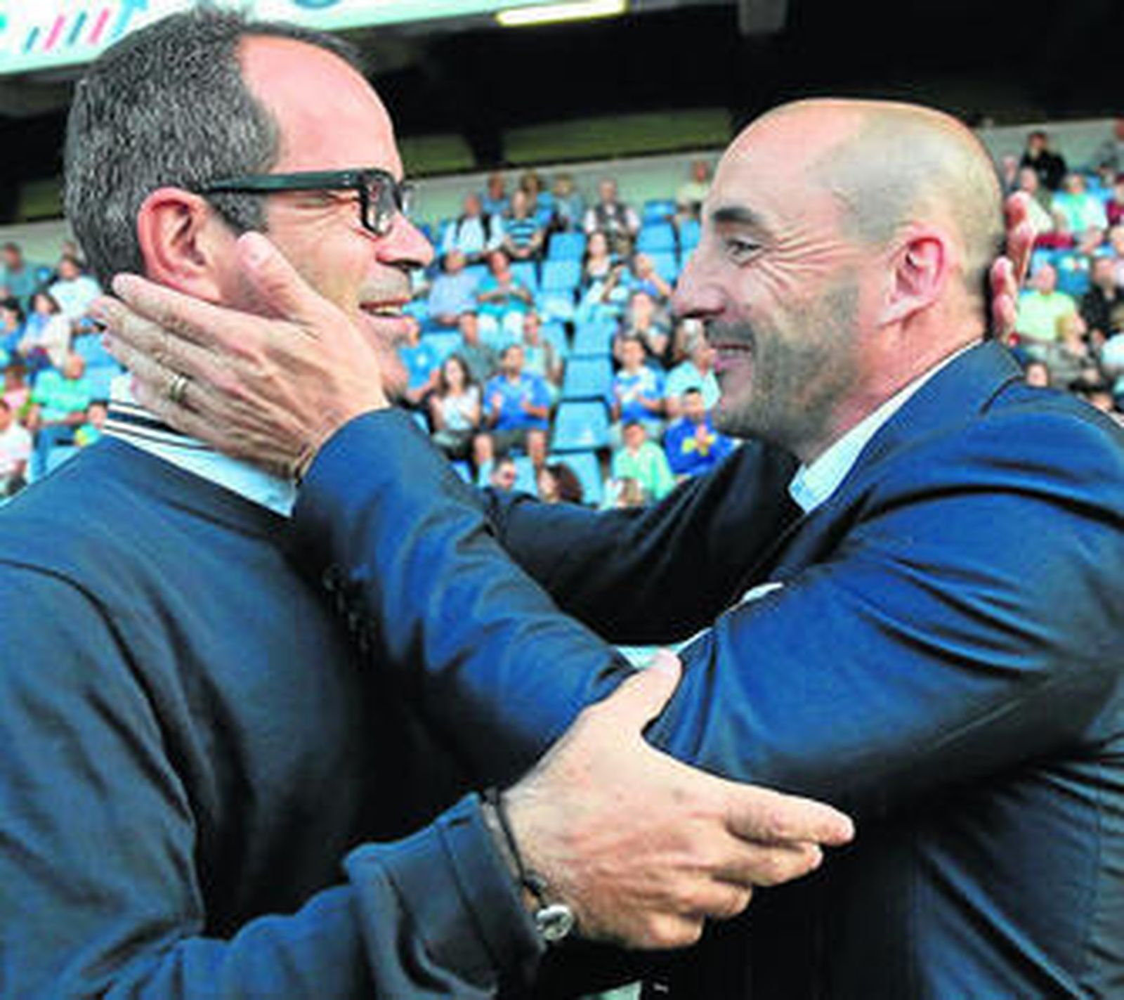 Álvaro Cervera y Albert Ferrer se saludan antes del comienzo del encuentro en el Heliodoro Rodríguez López.