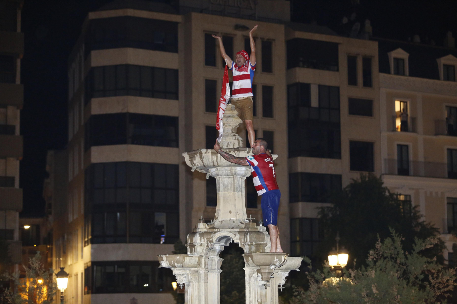 Las mejores imágenes de cómo Granada celebró el ascenso en la Fuente de las Batallas