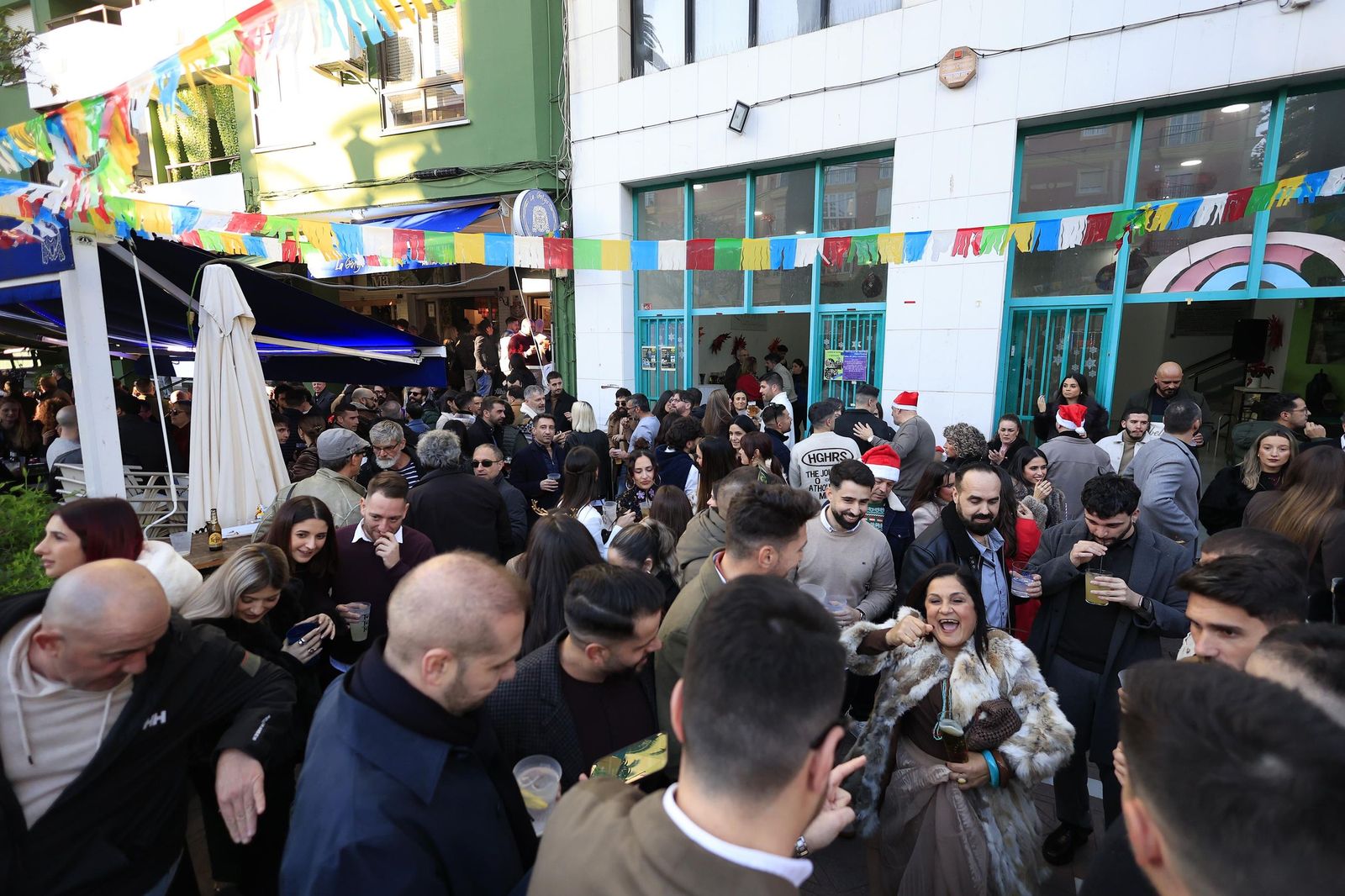 La Línea explota de gente en la tardebuena más animada, en imágenes