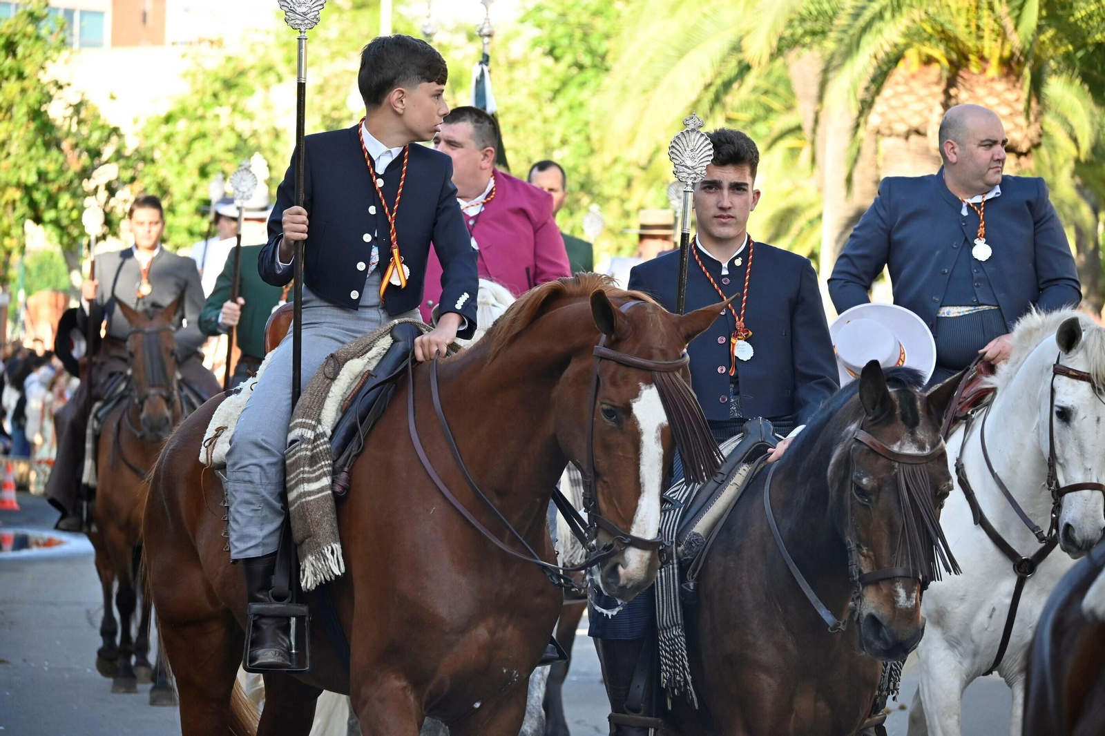 Imágenes de los peregrinos de la Hermandad de Emigrantes en su salida por las calles de Huelva