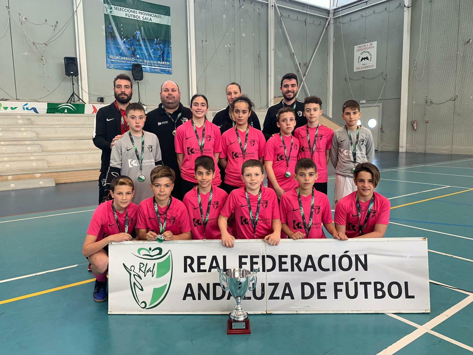 El combinado provincial de Córdoba posa con sus medallas y la copa de subcampeones autonómicos.