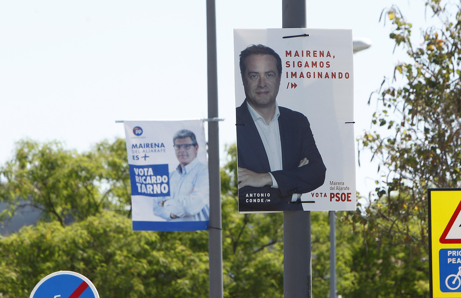 Carteles electorales de Ricardo Tarno y Antonio Conde, que se han sucedido en los últimos años en la Alcaldía.
