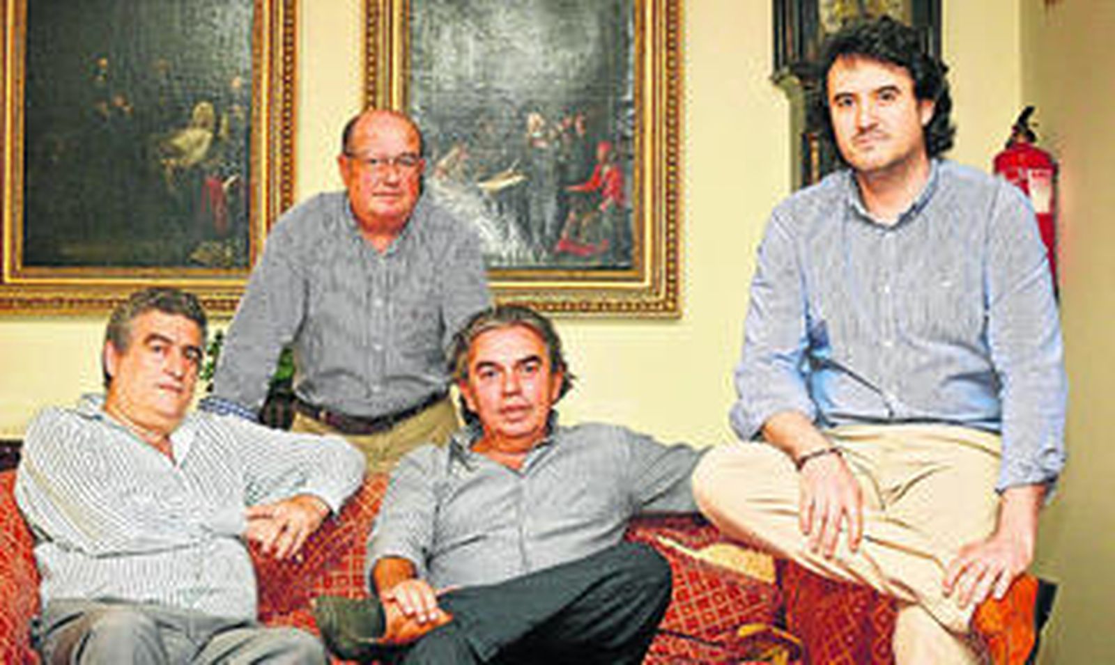 De izquierda a derecha Salvador Muñoz, Juan Tovar, José Domingo Prieto y Antonio Sales, representantes del comercio gaditano posando en la hemeroteca de 'Diario de Cádiz'.