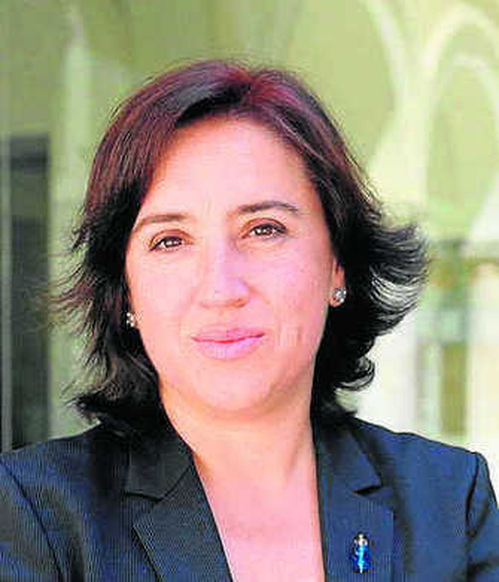 Algunos de los vecinos de Pinos Puente prueban los nuevos autobuses.