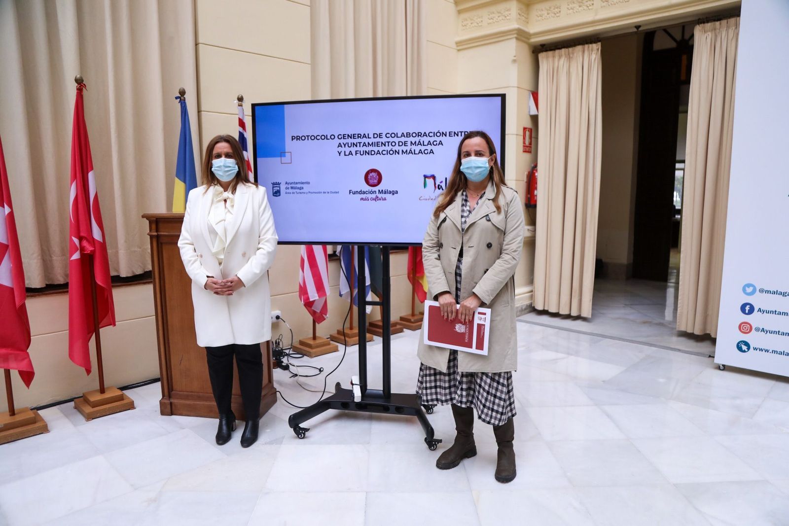 Rosa Sánchez y Danae Pérez durante la presentación del acuerdo.