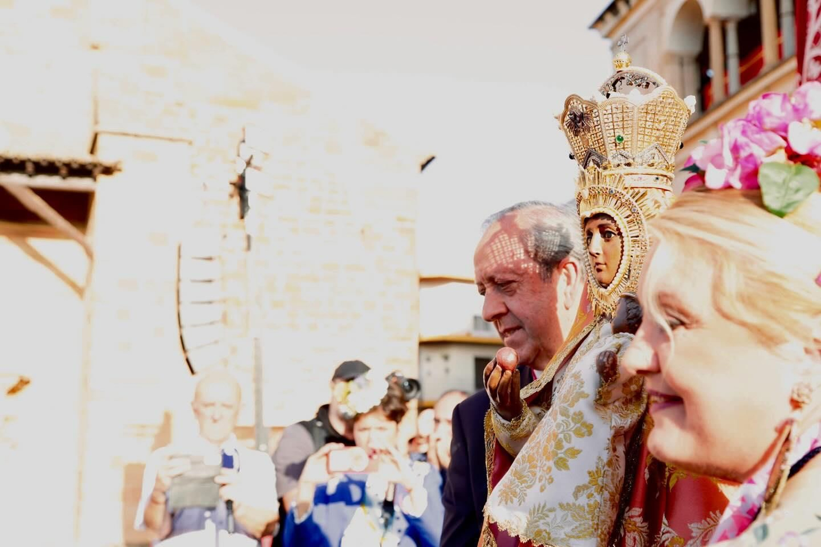 Las flores a La Morenita llenan de color las calles de Andújar, en imágenes
