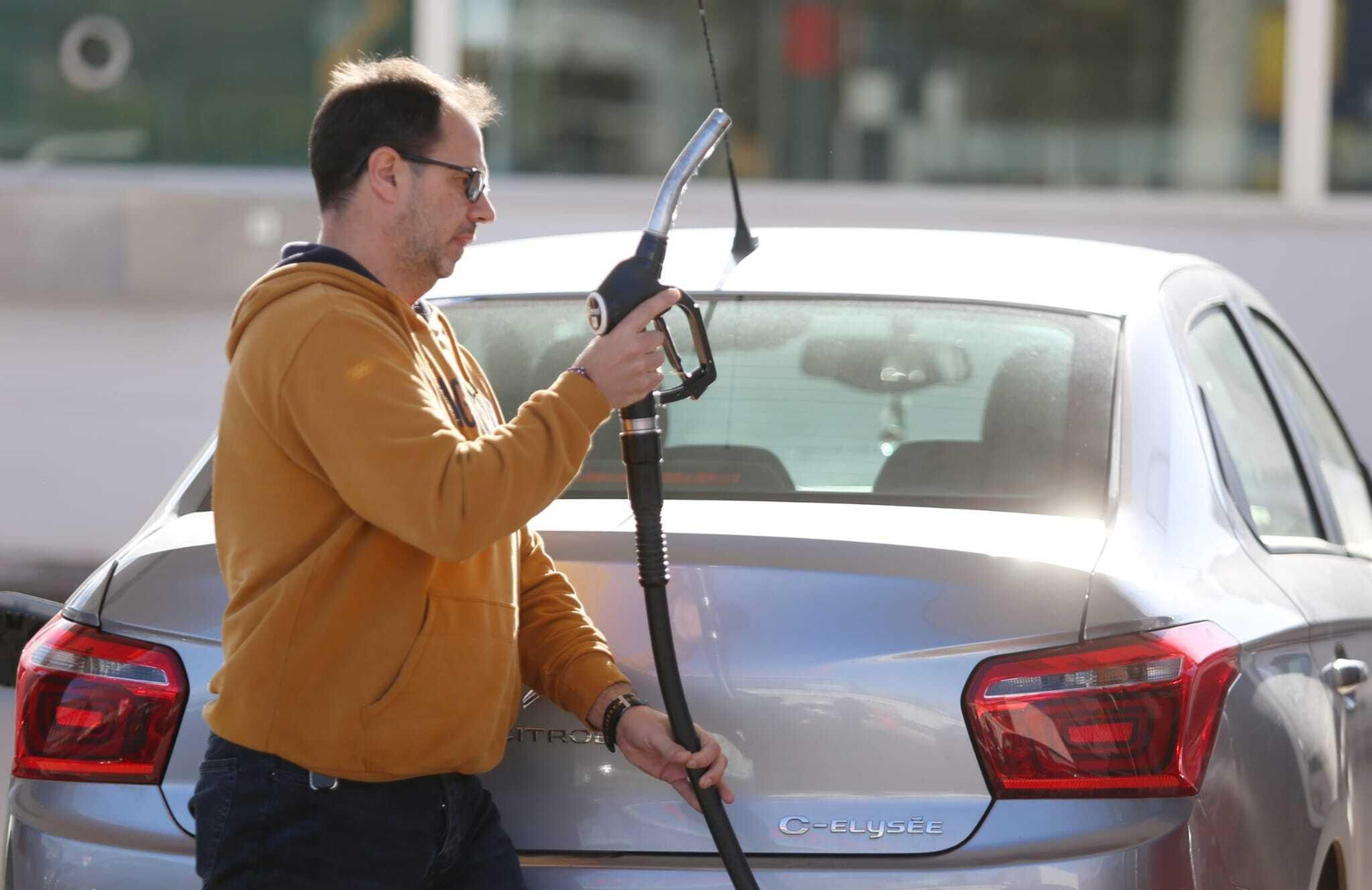 Las fotos del primer día de gasolina bonificada en Málaga