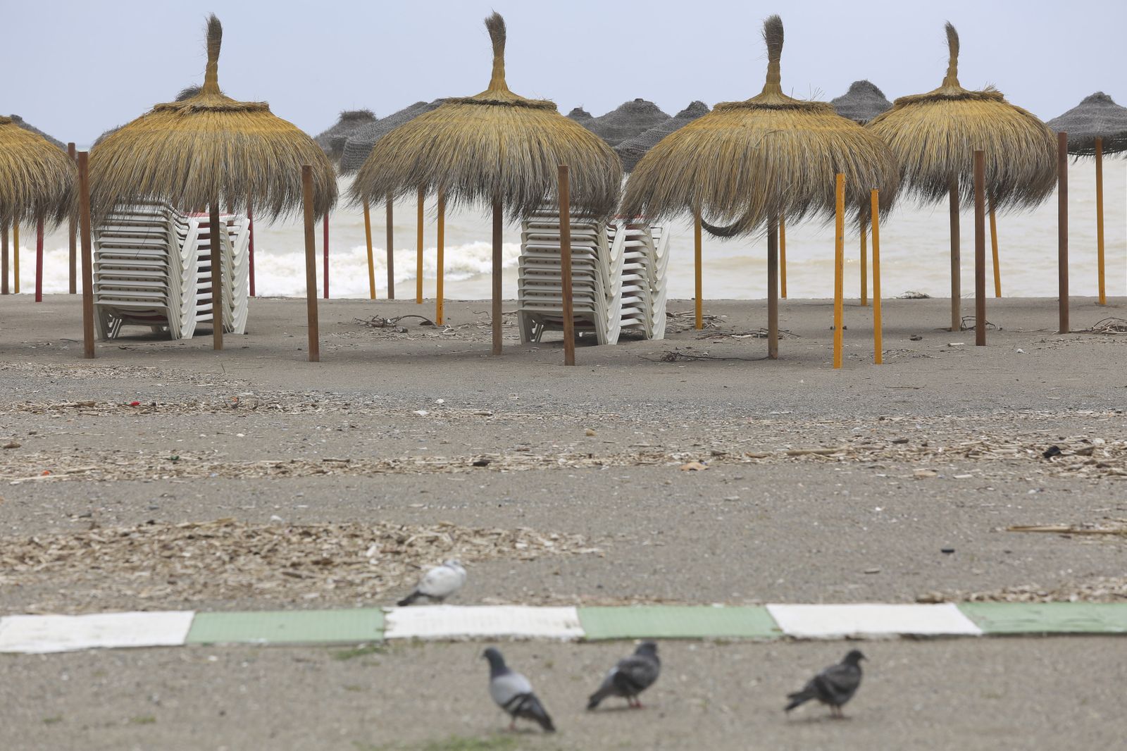 Playas cerradas en Torremolinos, la imagen del coronavirus en Málaga