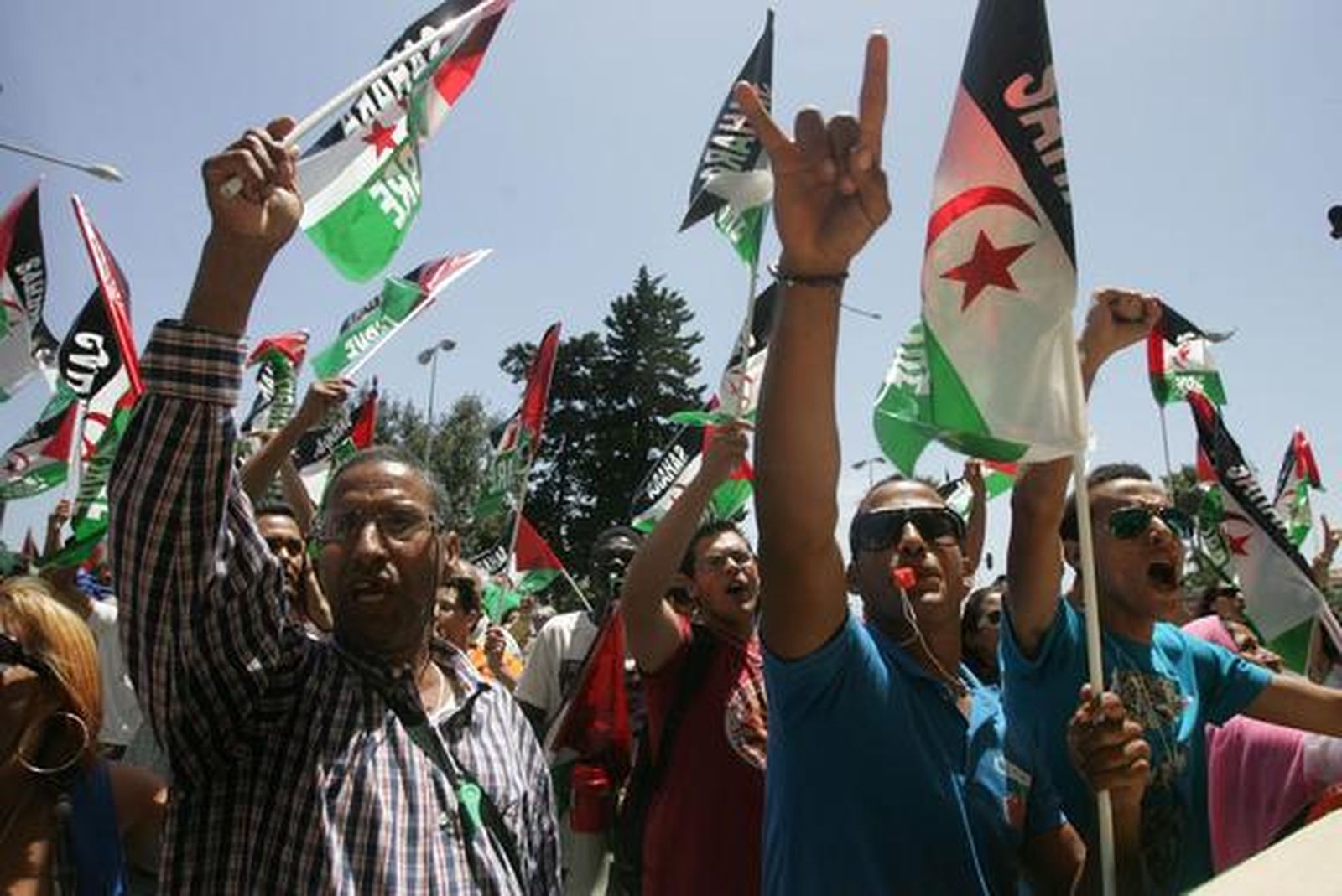 Unas 200 personas reclaman el Sahara libre antes el Consulado de Marruecos donde les responden unos 30 marroquíes gritando y besando la bandera de su país./Fotos:J.M.Quiñones

Foto: J.M.Q.