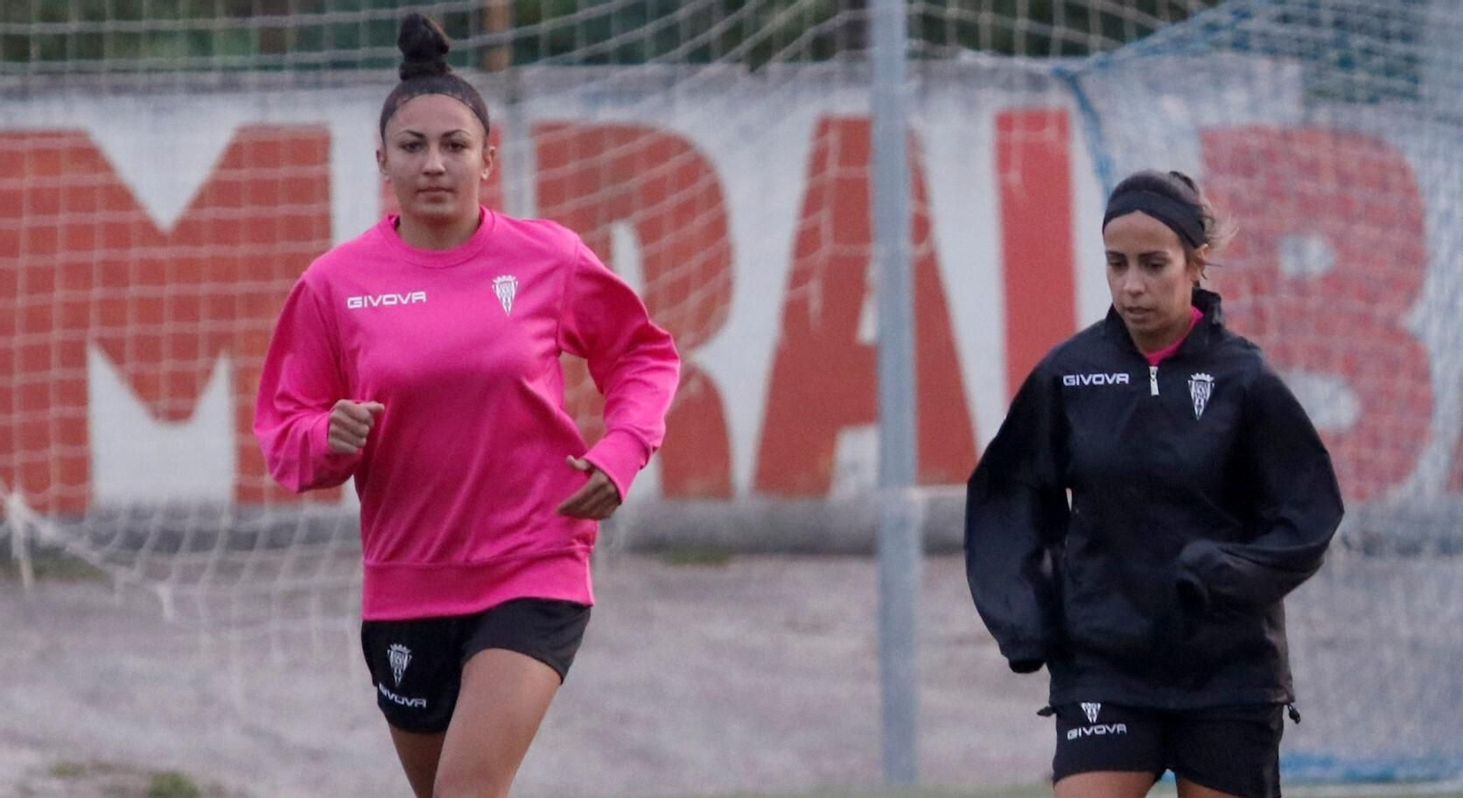 Lucía Moral 'Wifi', a la izquierda de la imagen, junto a Carmen Avilés en un entrenamiento.