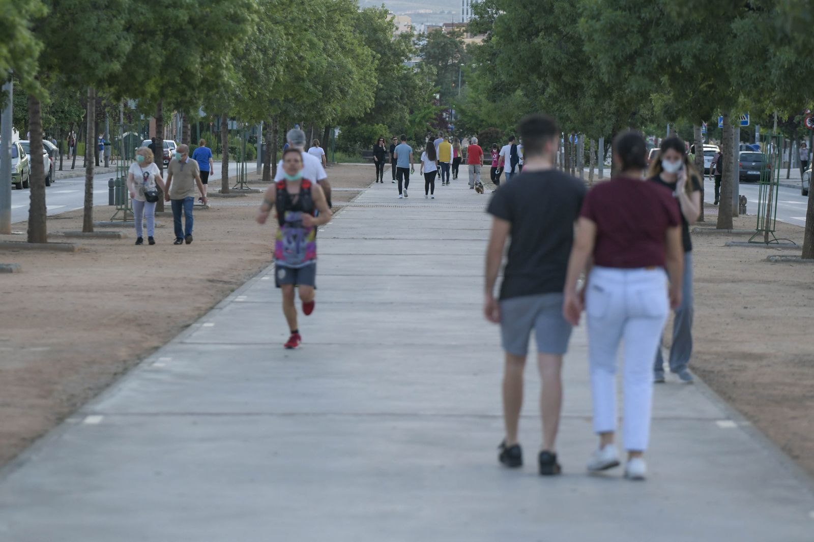 La desescalada se desmadra en Granada: bañistas en el río Genil