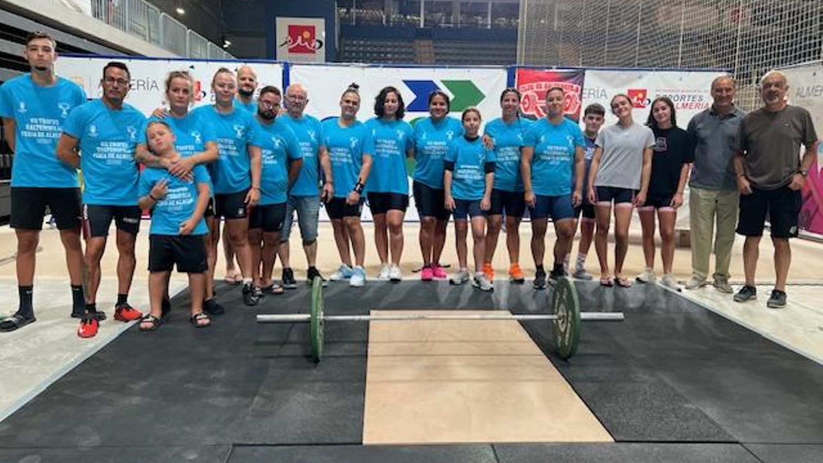 Los organizadores de la competición posan junto al concejal de Deportes en las instalaciones del Palacio de los Juegos Mediterráneos.