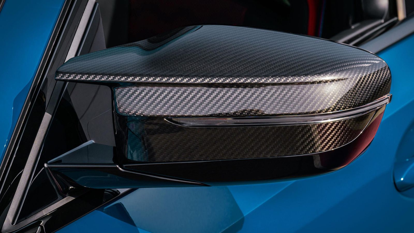 Tanto en la carrocería como en el interior hay piezas fabricadas en plástico reforzado con fibra de carbono, un material ligero y muy rígido.