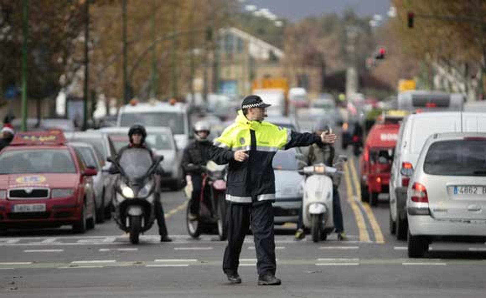 Tráfico intenso en las inmediaciones de Bueno Monreal por el corte de Manuel Sirout