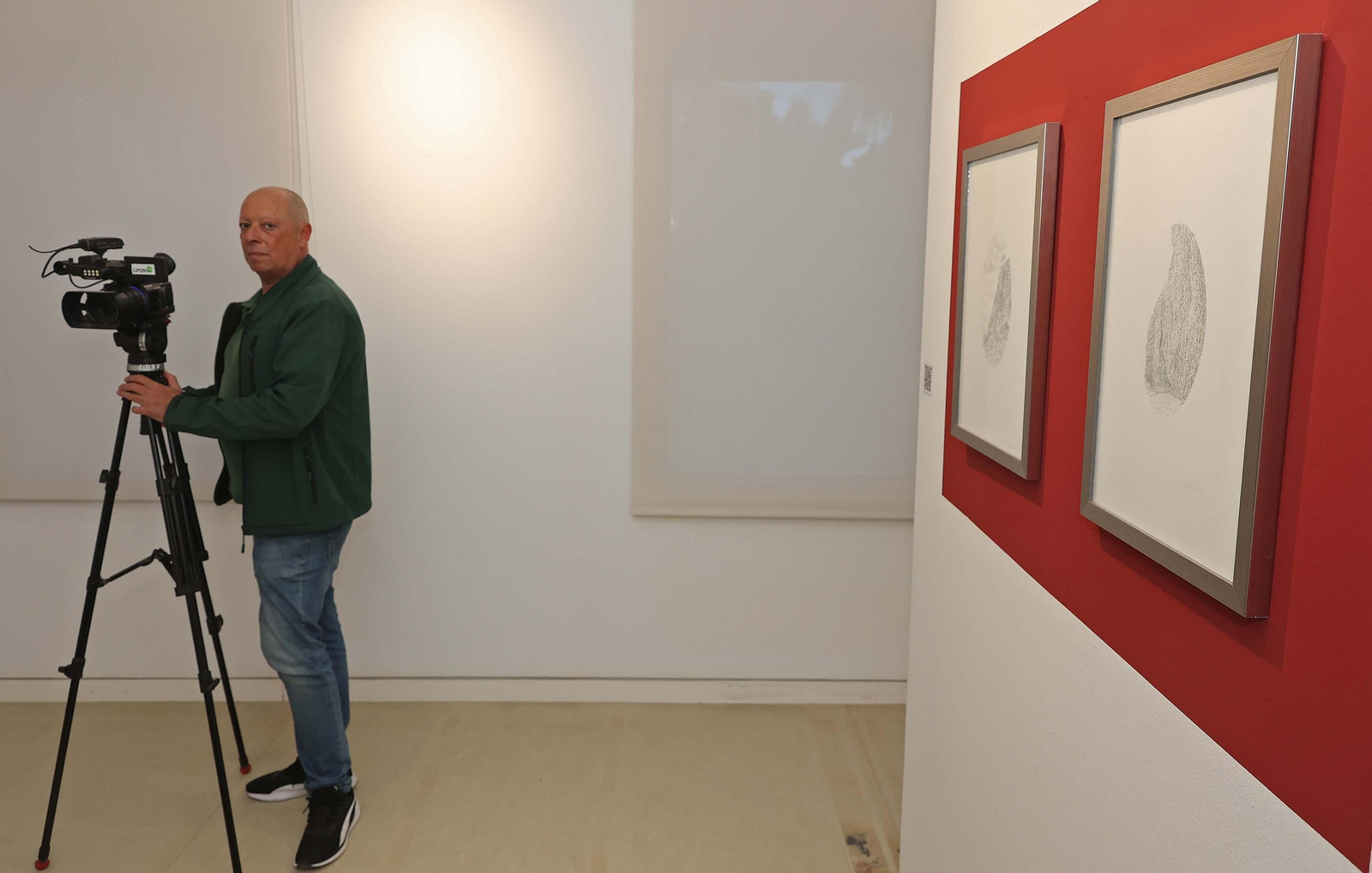 Imágenes de la inauguración de la exposición 'A punta de plata' de Javier Velasco en La Línea