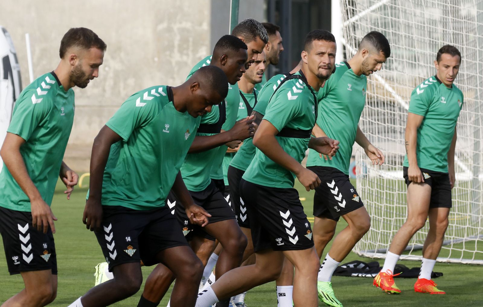 Los jugadores del Betis realizan ejercicios de calentamiento en el inicio del entrenamiento en la Ciudad Deportiva Luis del Sol.