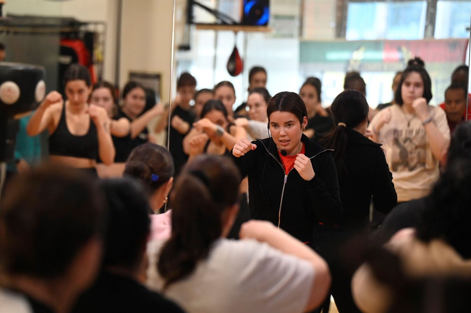 La masterclass de boxeo de Rafa Lozano Jr a medio centenar de mujeres de Córdoba, en imágenes