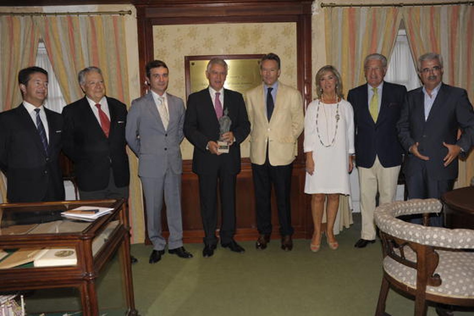 El ponente del Foro de Cádiz, con su presentador y los patrocinadores, en la biblioteca del Casino antes de la conferencia. De izquierda a derecha, Javier López, Enrique Maestre, Eduardo González Mazo, Francisco Menacho, José Joly, María Gómez, Miguel Nuche y Manuel Jiménez Barrios, delegado del Gobierno andaluz en la provincia de Cádiz.

Foto: Joaquin Hernandez Kiki