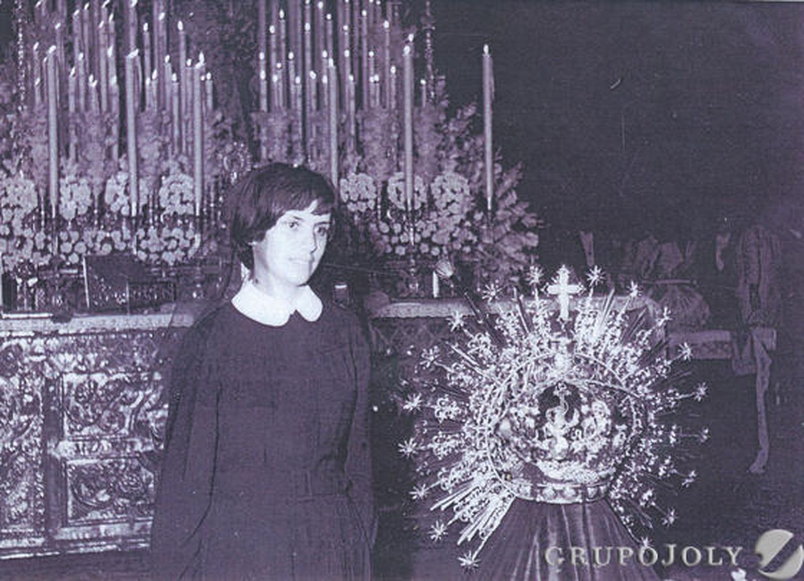 La niña madrina posa junto a la corona.