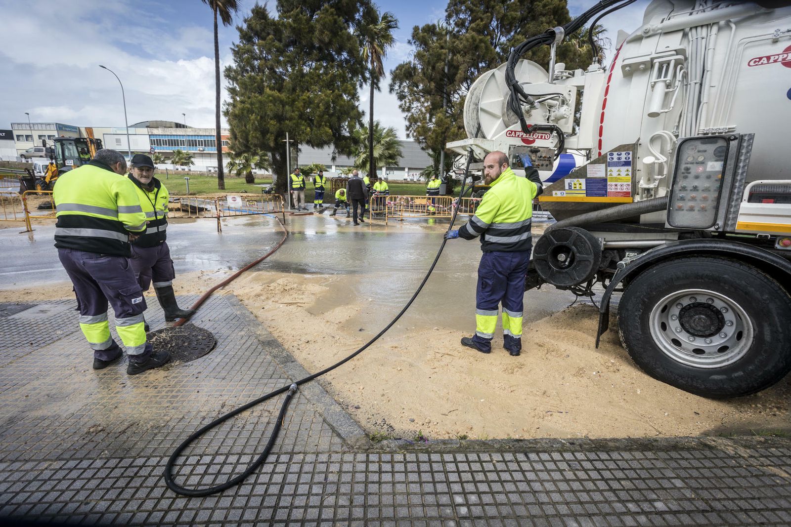 Trabajadores de Aguas de Cádiz en labores de reparación de la tubería rota.