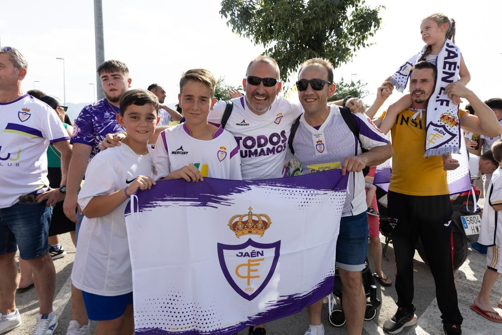 El épico recibimiento de la afición lagarta al Real Jaén, en imágenes